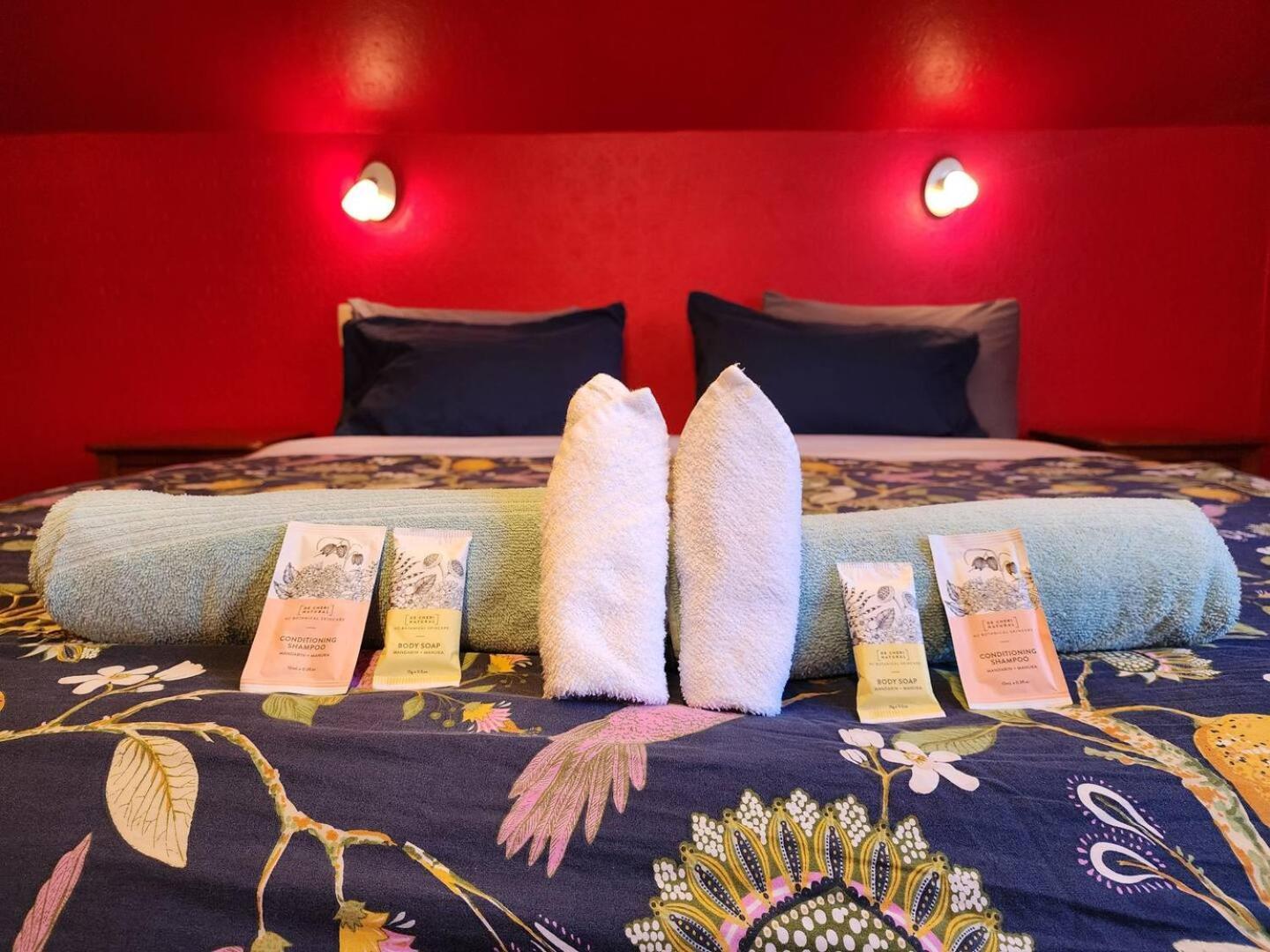 A Stone'S Throw From Town Main House Hotel Dunedin Bagian luar foto