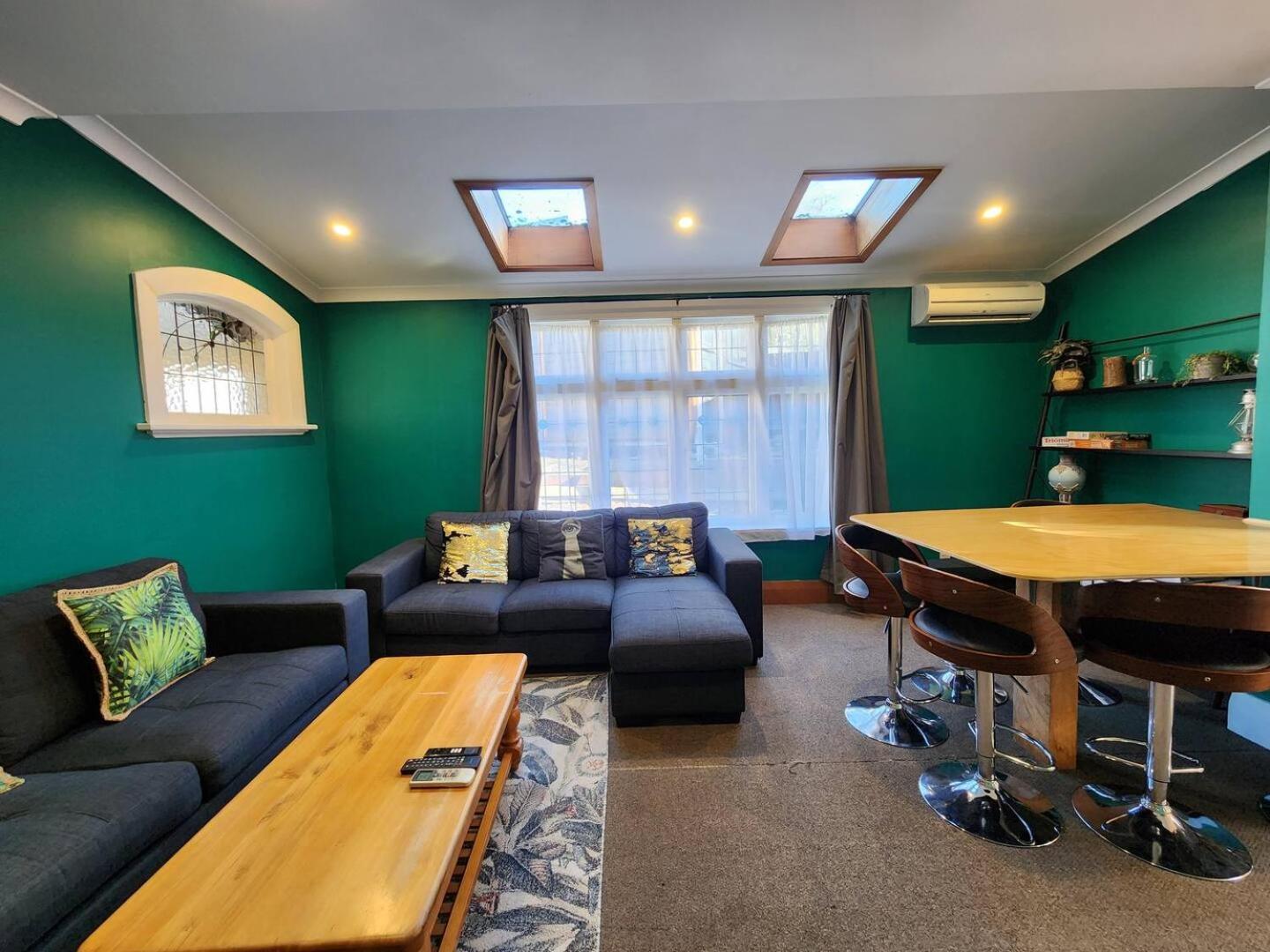 A Stone'S Throw From Town Main House Hotel Dunedin Bagian luar foto