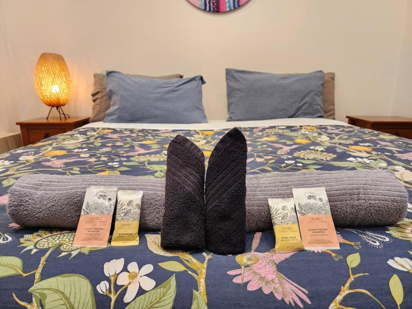 A Stone'S Throw From Town Main House Hotel Dunedin Bagian luar foto