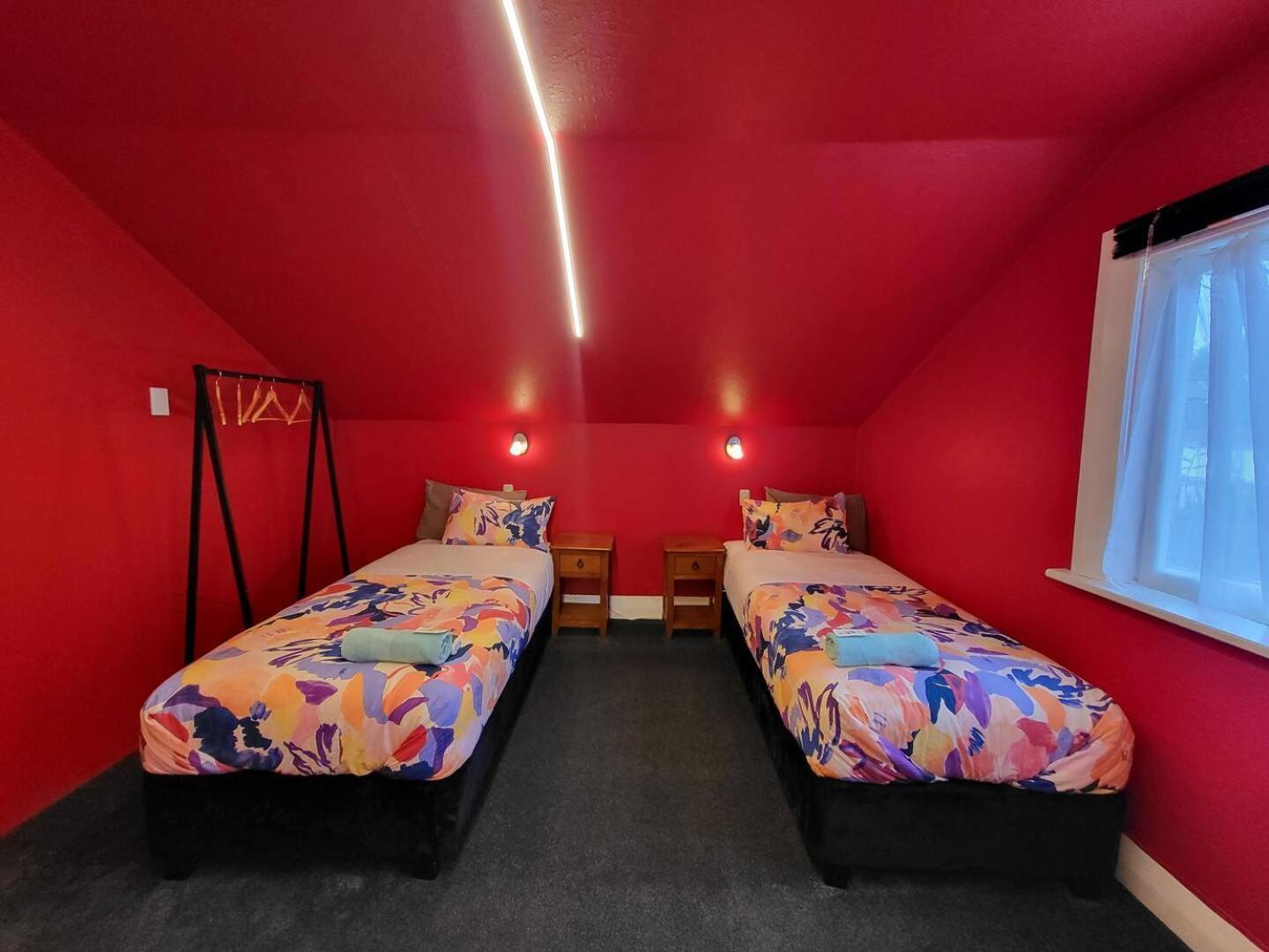 A Stone'S Throw From Town Main House Hotel Dunedin Bagian luar foto
