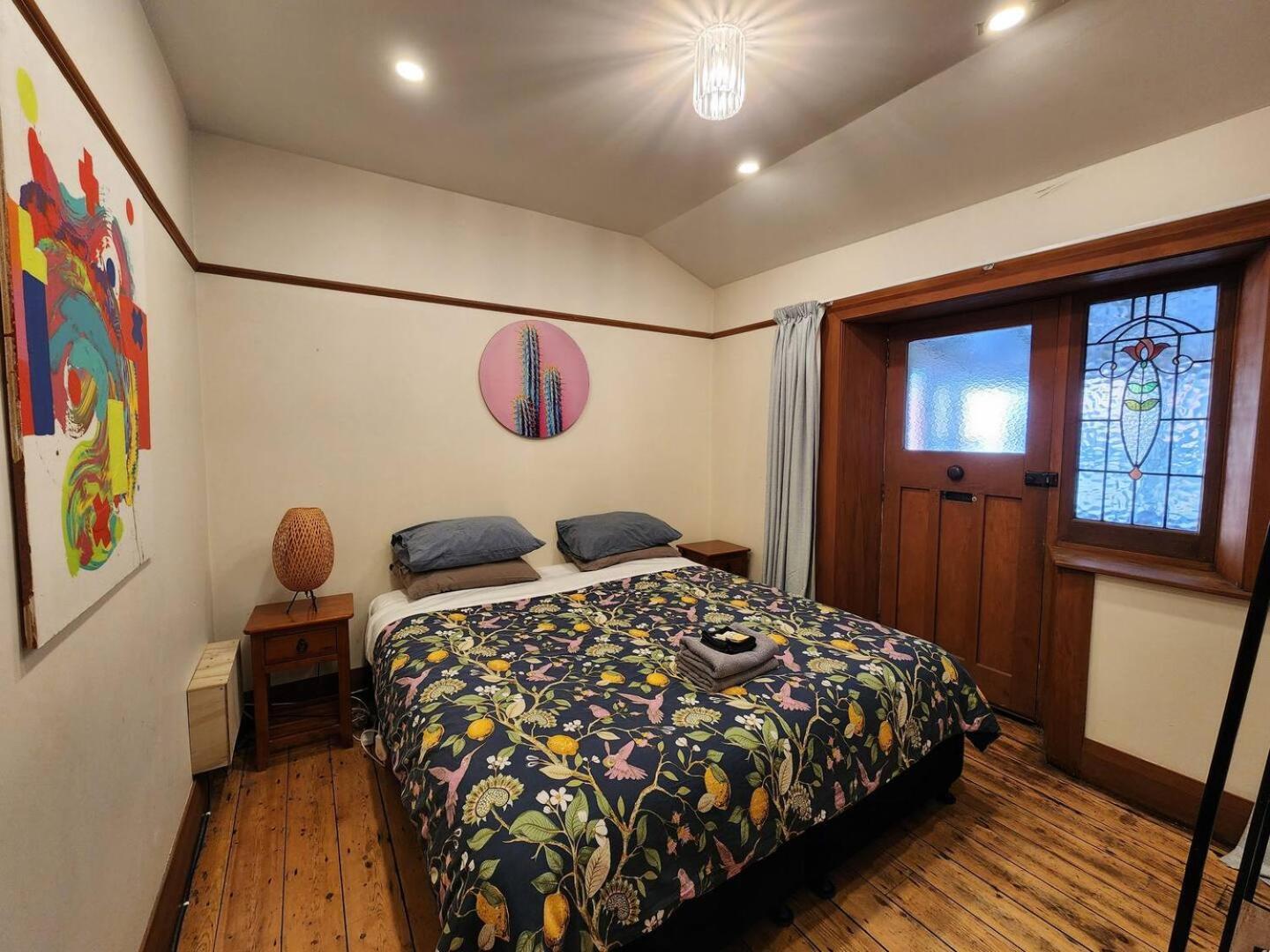 A Stone'S Throw From Town Main House Hotel Dunedin Bagian luar foto