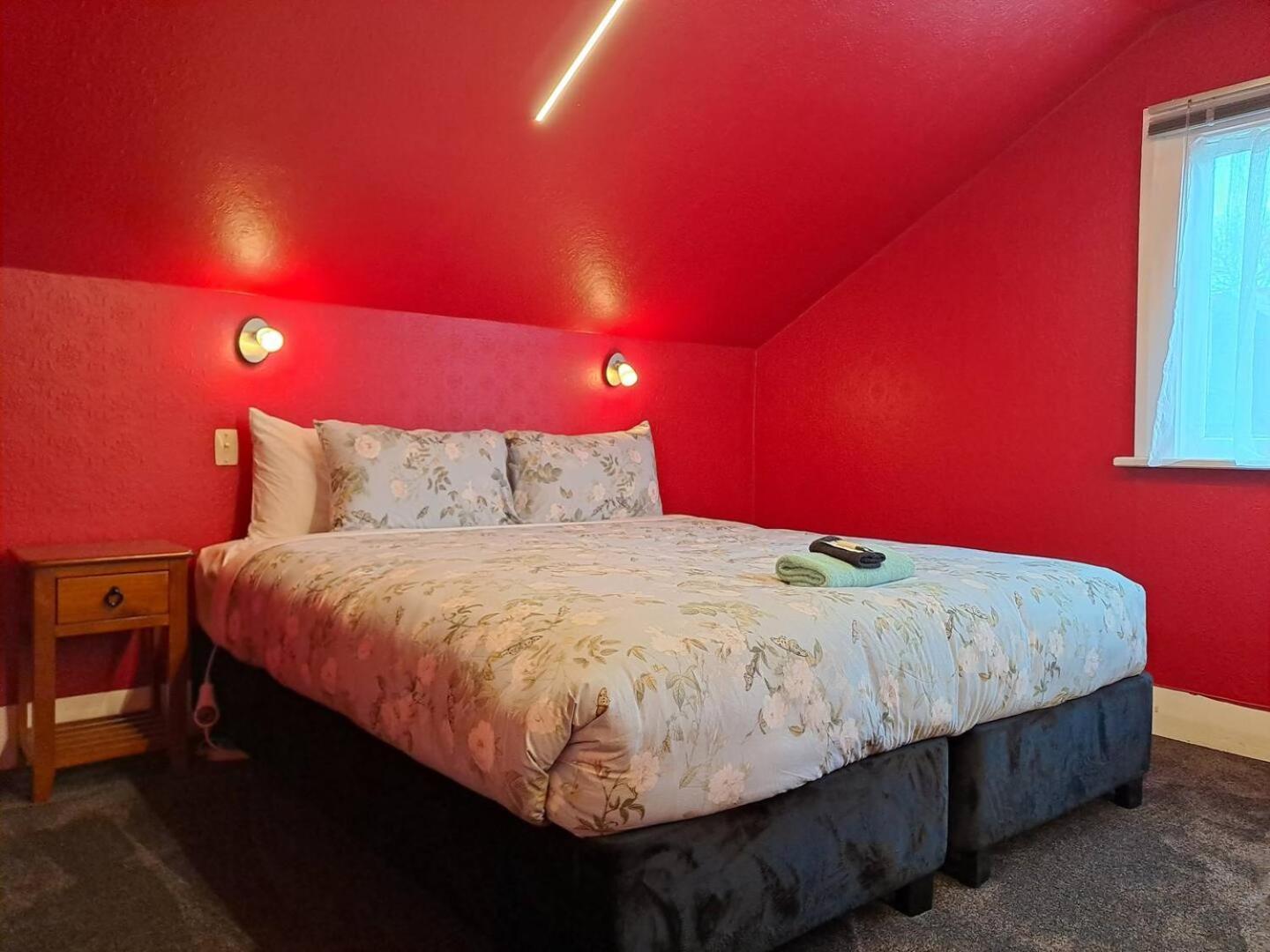 A Stone'S Throw From Town Main House Hotel Dunedin Bagian luar foto