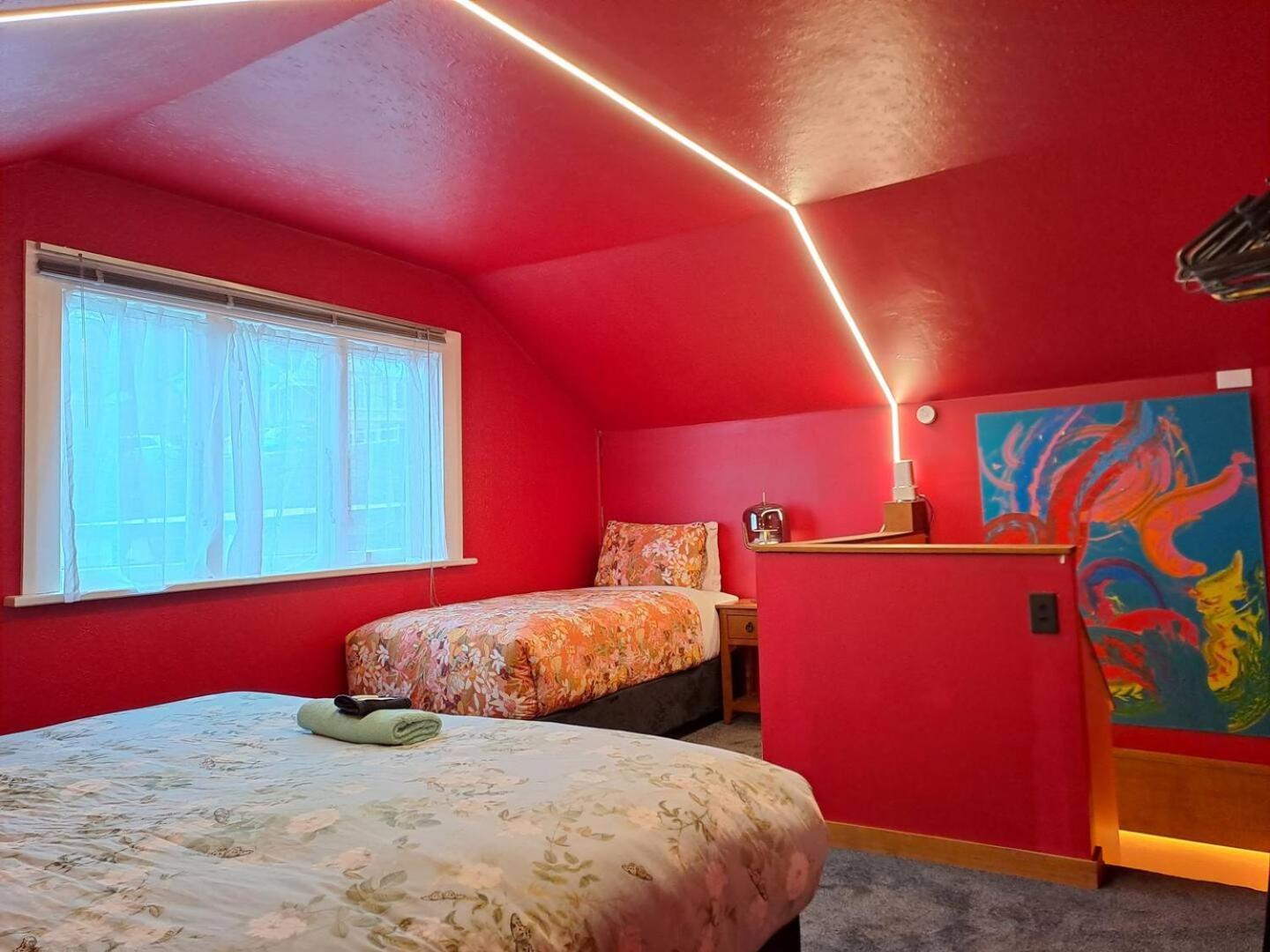 A Stone'S Throw From Town Main House Hotel Dunedin Bagian luar foto