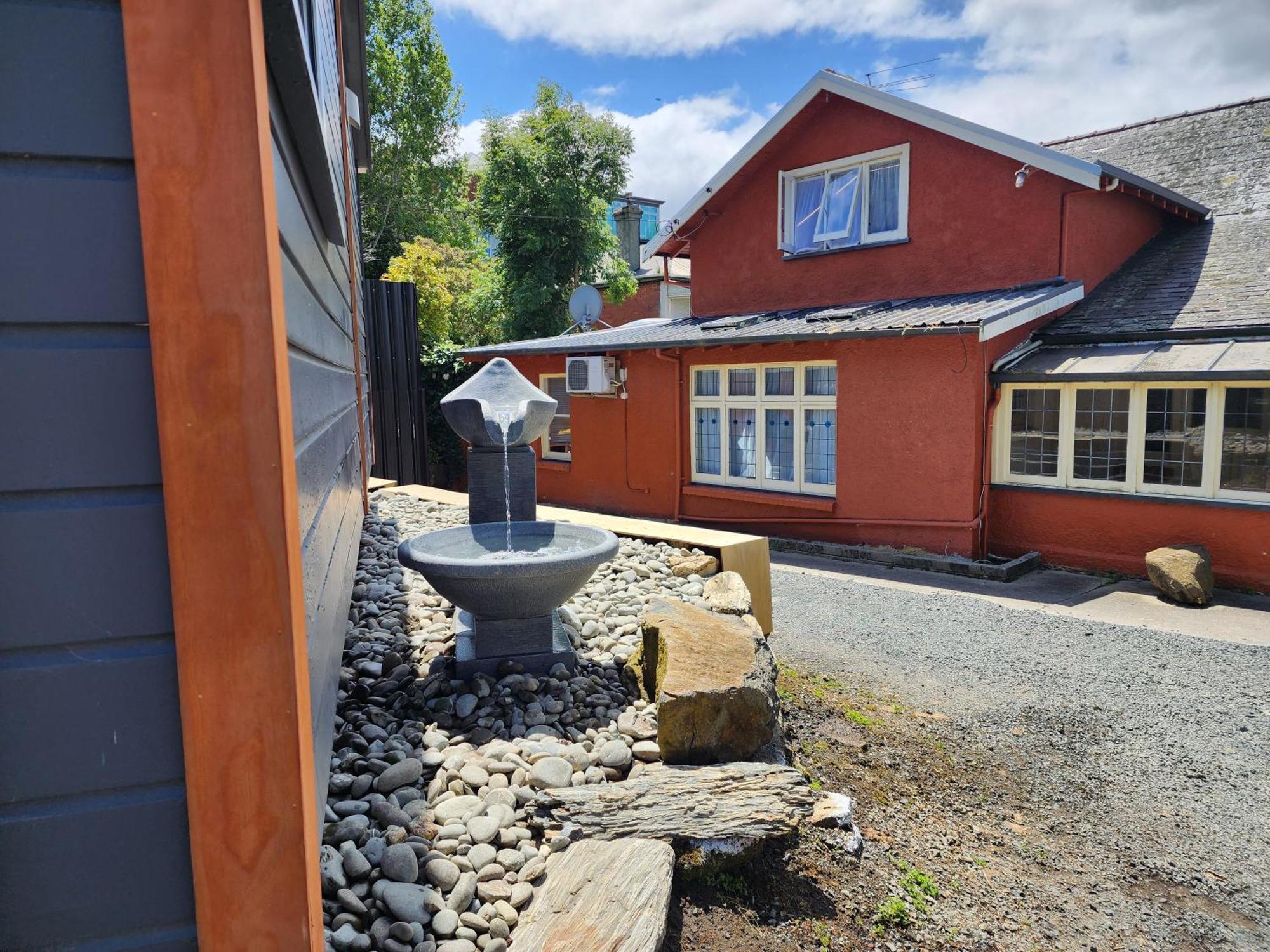A Stone'S Throw From Town Main House Hotel Dunedin Bagian luar foto